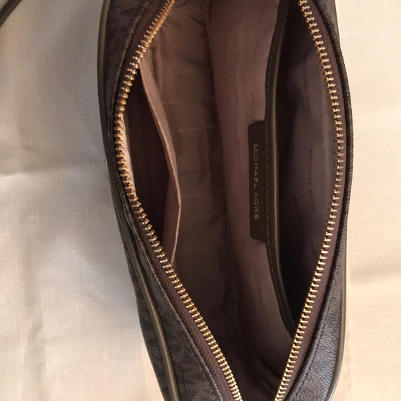 Michael Kors Large Crossbody w/ matching wallet - Picture 4 of 4